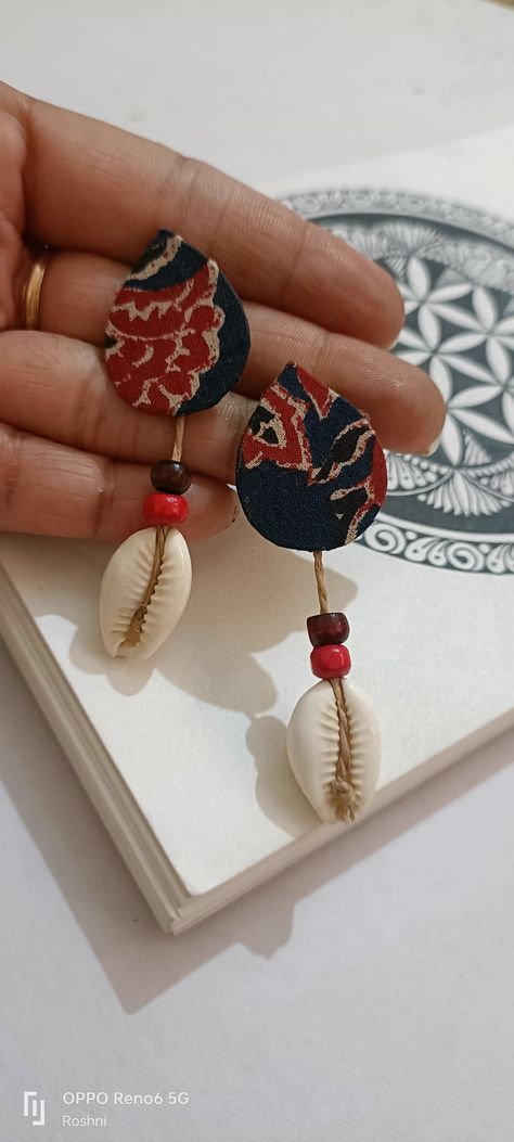 Bengali Jewellery Traditional, Kori Jewellery, Simple Earing, Jewellery Making Tutorials Necklaces, Navratri Ornaments, Clay Beads Diy, Cloth Earrings, Polymer Clay Beads Diy, Cloth Jewellery