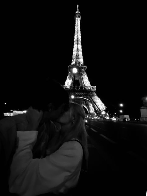 Couple In Paris Aesthetic, Paris Aesthetic Couple, Paris Couple Aesthetic, Paris Couple Pictures, Paris Aesthetic Night, Paris Aesthetic Wallpaper, Paris Couple, Night Couple, Shotting Photo