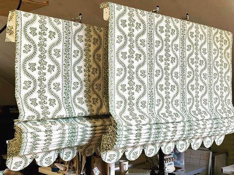 Roman Blinds With Scalloped Edge, Scallop Roman Shade, Printed Roman Shades, Scalloped Roman Shade, Roman Shade Bedroom, Scalloped Curtains, Roman Shades With Curtains, Floral Roman Shades, Valance Curtains Living Room