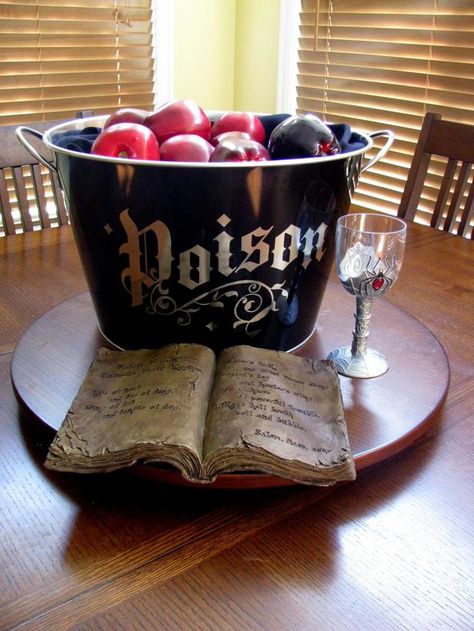 Clever idea: Placing fake red apples in a black 'Poison' pot and painting one apple black to symbolize a poisonous one. Décoration Table Halloween, Apple Centerpieces, Diy Halloween Party, Halloween Table Settings, Dekorasi Halloween, Table Halloween, Fairytale Party, Halloween Centerpiece, Halloween Table Decorations