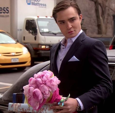 Gossip Girl Icons, Chuck Gossip Girl, Chuck E Blair, Chuck Bass Ed Westwick, Estilo Blair Waldorf, On My Block, Gossip Girl Quotes, Sarah Rafferty, Stile Blair Waldorf