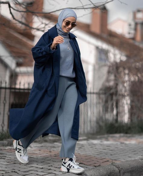 Hijabi Coat Outfit, Blue Coat Street Style, Navy Coat Outfit, Shirt Dress Street Style, Blue Coat Outfit, Blue Outfit Winter, Modest Christian Clothing, Street Hijab, Modest Winter Outfits