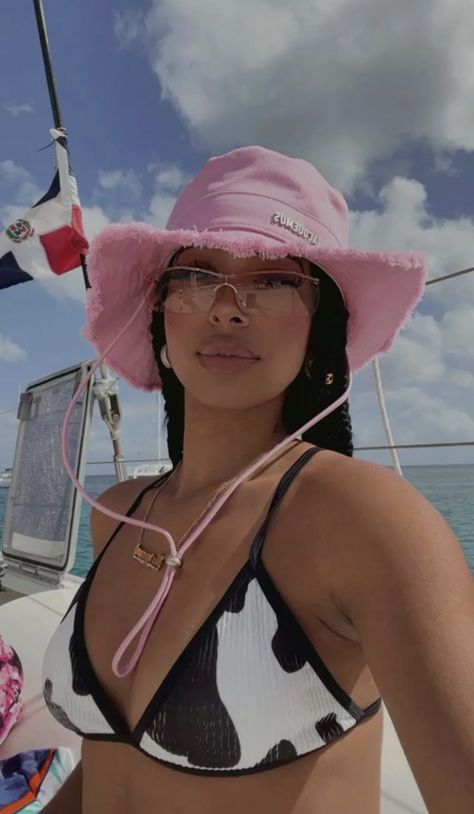 How To Style Bucket Hats, Bucket Hat Outfit Summer, Hat Outfit Summer, Summer Baddie, Bucket Hat Outfit, Style Bucket Hat, High Ponytail Hairstyles, Beach Instagram Pictures, Pink Lifestyle