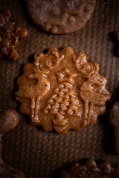 This is a simple and delicious recipe for speculoos gingerbread cookies! Topped with the most fingerlicking delicious brown butter maple glaze. www.twosisterslivinglife.com #gingerbreadcookies #speculaascookies #gingerbreadrecipes #softgingerbreadcookies #withoutmolasses #christmascookies #christmascookierecipes Molded Cookie Recipe, Gingerbread Shortbread, Cookies With Brown Butter, Speculoos Cookie Butter, Boozy Chocolate, Speculoos Cookies, Soft Gingerbread Cookies, Gingerbread Recipe, Maple Glaze