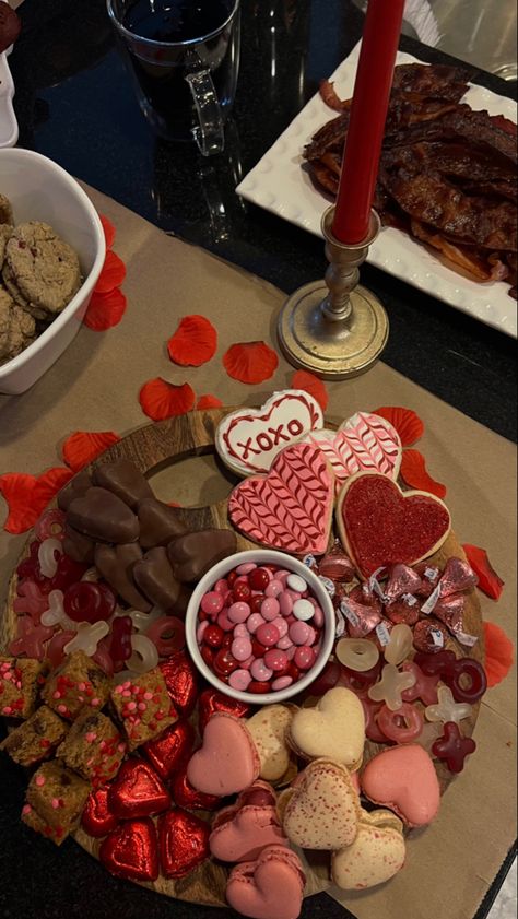 Valentine’s Day Charcuterie Board Galentines Party Sweets, Valentine S Day Food, Vday Date Ideas, Galentines Party Decor Dollar Store, Valentines Day Theme Party Decoration, Galentines Inspo Aesthetic, Valentines Bday Party, Galantines Decoration, Valentine’s Day Idea