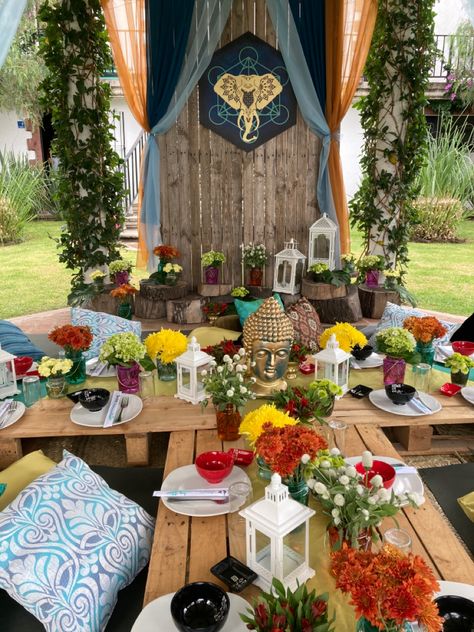 Mesas con cojines estilo tipi, decoracion indu para hombre Asian Party, Crazy People, Laos, Banners, Thailand, Table Decorations, India, Birthday, Home Decor