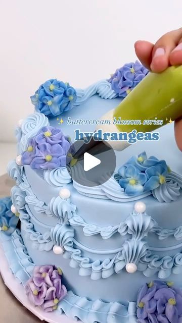 Buttercream Hydrangea, Cupcake Flowers, Piping Buttercream, Flower Cupcakes, Buttercream Flowers, Floral Cake, Hydrangea Flower, Cake Decorating Tips, Sweet Cakes