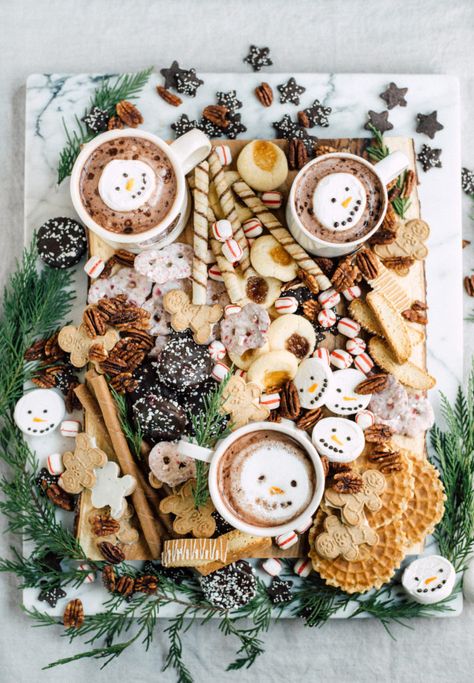 Christmas Dessert Board, Holiday Charcuterie, Dessert Board, Decorações Com Comidas, Party Food Platters, Charcuterie Recipes, Christmas Dessert, Christmas Sweets, Christmas Cooking