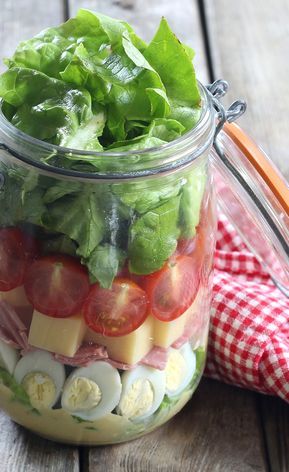 Salade en bocal Mason Jars Ideas, Egg Breakfast Recipes Easy, Yogurt Recipes Healthy, Salad Jar Recipe, Jars Ideas, Recipes Fruit, Mason Jar Salad Recipes, Breakfast Smoothie Bowl, Healthy Brunch Recipes