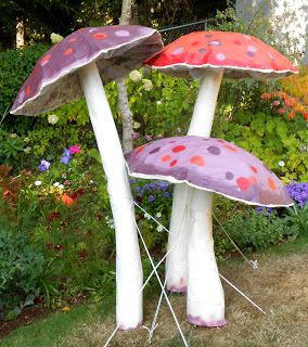 Paper Mache Mushrooms! My Petal Press Garden Blog: Backyard Wedding Paper Mache Mushroom Giant, Diy Large Garden Sculpture Ideas, Paper Mache Garden Art, Diy Giant Mushroom, Giant Mushrooms Diy, Outdoor Paper Mache, Diy Garden Mushrooms, Mushroom Projects, Hall Themes