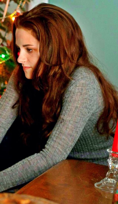 Breaking Dawn part 2 ~ Bella ( wil zo graag dit haar kleur maar weet maar niet welk haar kleur dit is?? ) Bella Swan Hair, Bella Swan Vampire, Sabrina Spellman Style, Bella Twilight, Kristen Stewart Hair, Bella Cullen, Twilight Photos, Kristen Stewart Style, Bella Hair