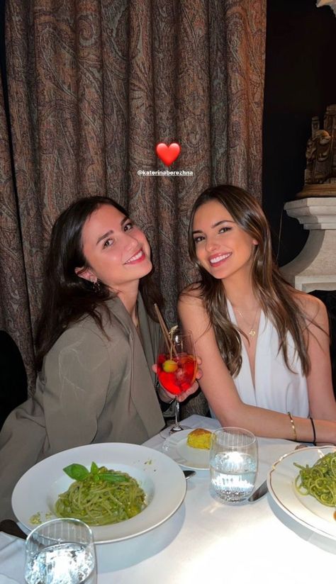 Family Dinner Instagram Story, Katerina Berezhna, Best Friend Dates, Pinterest Photography, Friends Instagram, Sitting Poses, Bff Goals, Instagram Photo Ideas Posts, Dinner With Friends