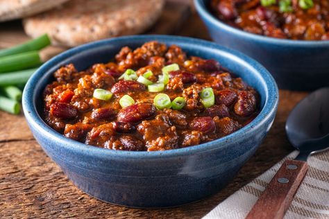 Weight Watchers Sirloin Beef and Bean Chili Recipe. This hearty and delicious comfort food meal is easy to make and will satisfy your hunger on cold winter nights. Made with sirloin beef, celery, onion, garlic, jalapeno pepper, beef broth, tomato sauce, kidney beans, crushed tomatoes, cumin, chili powder, oregano, bay leaves, and red pepper flakes. MyWW Points: 2 Blue Plan and 4 Green Plan, 2 WW Freestyle Points and 4 Smart Points. Thicken Chili, Recipes With Kidney Beans, Golo Recipes, Bean Chili Recipe, Kidney Bean, Low Carb Meal, Taco Pizza, Crockpot Chili, Slow Cooker Chili