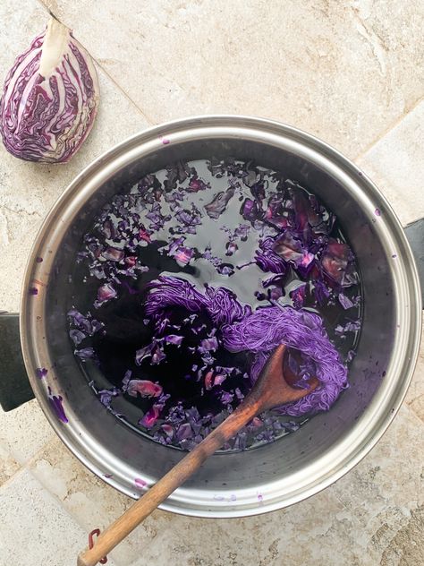 Eco Dyeing Fabric, Natural Dyeing Techniques, Avocado Dyeing, Dyeing Tutorials, Diy Dye, Natural Dye Fabric, Purple Dye, Eco Dyeing, Green Craft