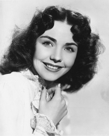 Jennifer Jones was beautiful. Grave Yard, Jennifer Jones, Hair Set, Jean Harlow, Popular Actresses, Classic Movie Stars, Classic Actresses, Rita Hayworth, Hollywood Icons