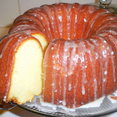 THIS 7-Up Cake is the BOMB! I like to use a flute pan because i like a crunchy top. But a as a gift this way is prettier. 7 Up Cake, 7up Pound Cake, Cheese Pound Cake, Cake Mug, Cream Cheese Pound Cake, 7 Up, Lemon Pound Cake, Köstliche Desserts, Pound Cake Recipes