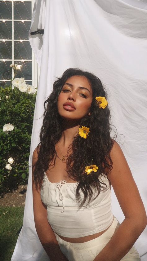 Cindy Kimberly on Twitter: "🌞… " Flowers In Her Hair, White Sheet, Creative Photoshoot Ideas, Creative Portrait Photography, Cindy Kimberly, Photoshoot Themes, Creative Portraits, Grunge Hair, Photoshoot Inspiration