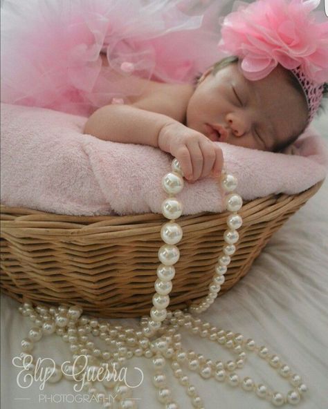 Newborn Pearls Photo, Infant Photoshoot Ideas, Newborn Photography Girly, Wedding Photography Poses Family, New Born Photography, Pearl Pictures, Born Photography, Poses Family, Baby Pictures Newborn