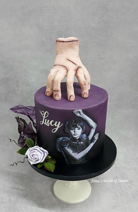 #cake #cakedecorating #cakeart #cakedecor #cakesdecor Wednesday Addams Thing Cake, Thing Cake Wednesday, Wednesday Birthday Decorations, Wensday Cake Ideas, Wensday Cake, Wednesday Cake Ideas, Wednesday Cookies, Wednesday Birthday Cake, Spooky Food Ideas