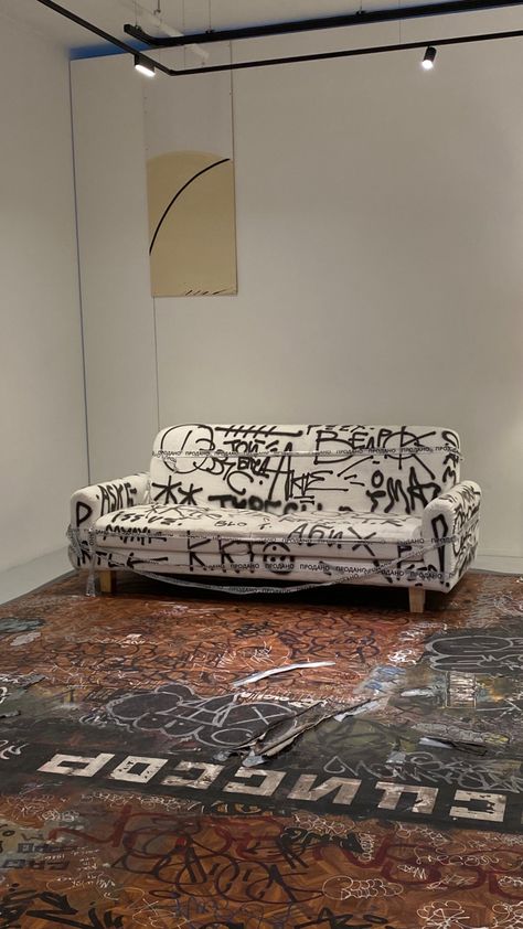 Street Art Decor Interior Design, Graffiti Decor Interior Design, Graffiti Couch, Graffiti Sofa, Punk Rock Room, Graffiti Furniture, 90s House, Drukarka 3d, Graffiti Wall Art