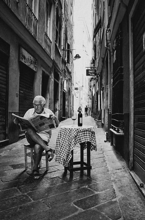 retirement People Reading, Foto Tips, Vintage Italy, White Picture, Jolie Photo, Black White Photos, Street Photo, Black N White, 인물 사진