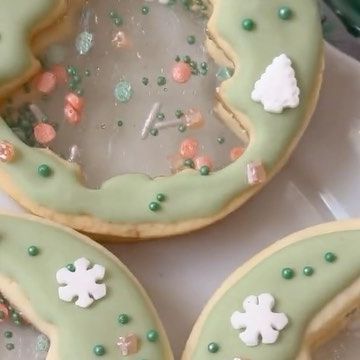 @decorelement on Instagram: "Interactive Christmas sugar cookies made with isomalt in the center to create a glass look add in some sprinkles and shake it up for an interactive cookie 🌲💚🍪 Baker credit: @sugarholic.girl #cookies #christmascookies #sugarcookies #royalicingcookies #royalicing #sugarcookiesofinstagram #christmasiscoming" Glass Sugar Cookies Snow Globe, Glass Bottom Sugar Cookies, Glass Cookies Recipe, Isomalt Cookies Christmas, Stained Glass Sugar Cookies, Stained Glass Christmas Cookies, Glass Cookies Christmas, Isomalt Cookies, Shaker Cookies