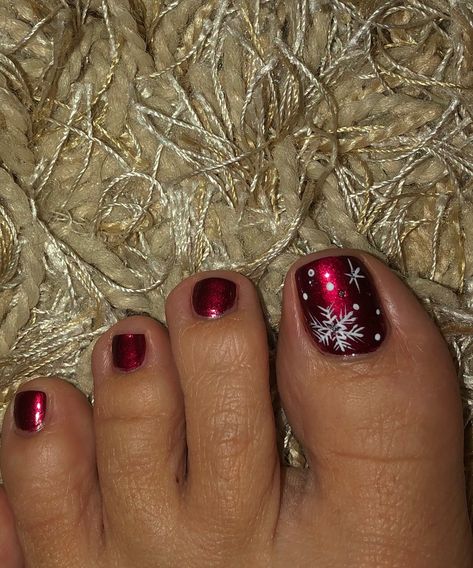 Holiday Toe Nails Christmas Red, Red Christmas Toe Nails, Snowflake Pedicure Designs, Pedicure Ideas Holiday, Winter Toenail Designs, Christmas Toes Designs, Christmas Gel Toe Nails, Christmas Gel Pedicure, Xmas Pedicure Ideas