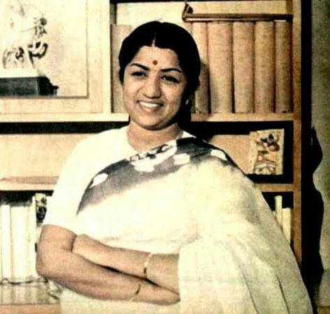 Lata Mangeshkar Images Hd, Portraiture Reference, Bollywood Singers, Indian Singers, Lata Mangeshkar Songs, Danet Fauvel, Jassi Gill, Top Singer, Retro Bollywood