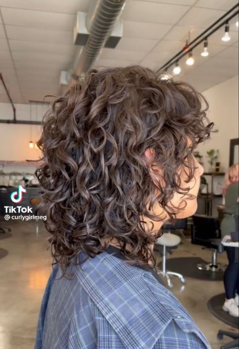 Perm Highlighted Hair, Curly Layered Mullet, Masculine Curly Haircut For Women, Short Shaggy Haircuts Curly, Curly Layered Hair Short, Shag Mullet Curly Hair Short, Curly Layers Short, Layered Curly Hair Short, Shaggy Short Curly Hair