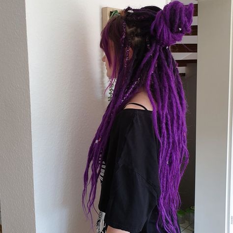 Alice Dreads on Instagram: “Ombre synthetic dreads natural style black🖤🖤🖤->purple💜💜💜 Go to my Etsy shop 💜🖤💜 #dreads #etsydreads #alicedreads #etsybestnine…” Burgundy Hair Color Ideas, Dread Journey, Purple Dreads, Goth Hairstyles, Rasta Hair, Burgundy Hair Color, Maroon Hair, Double Ended Dreads, Witch Moon