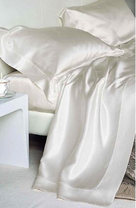 Royal Bed, Cute Uggs, Dior Jacket, Linen Bed, Positive Mental Health, Chanel No 5, Bedroom Essentials, Vogue Beauty, Silk Bedding