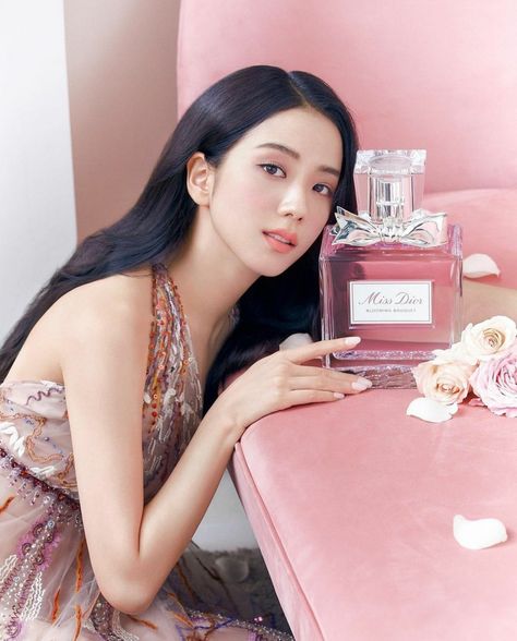 Lily of the Valley_KJS on Twitter: "Prettiest girl ever #JISOO #BLACKPINK @BLACKPINK… " Miss Dior Blooming Bouquet, Dior Perfume, W Korea, Vogue Korea, Miss Dior, Jennie Lisa, Kim Jisoo, Harpers Bazaar, Kate Moss