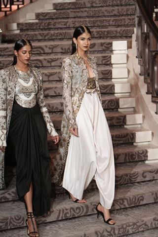 jacket with crope top and sharra/pallazos/dhoti pants Anamika Khanna - Summer/Resort 2015 Dhoti Pants, Anamika Khanna, Party Mode, Vogue India, Indian Couture, Indian Inspired, فستان سهرة, Indian Designer Outfits, Indian Attire