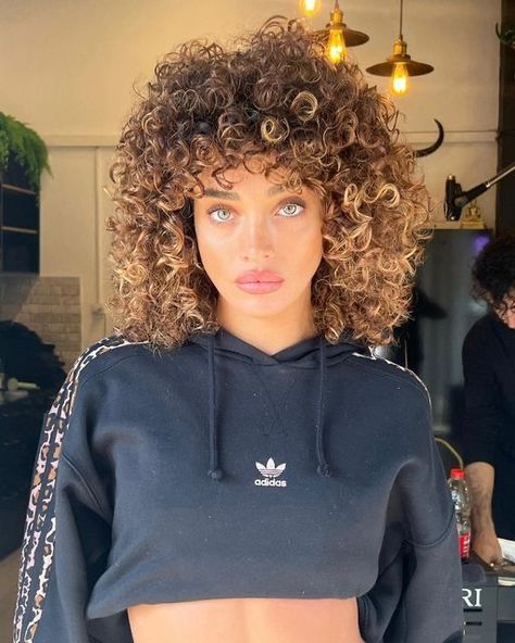 Eden Fines, Curly Cut, Curly Fro, Natural Curly Hair Cuts, Highlights Curly Hair, Curly Hair Braids, Rihanna Looks, Dyed Natural Hair, Curly Hair Women