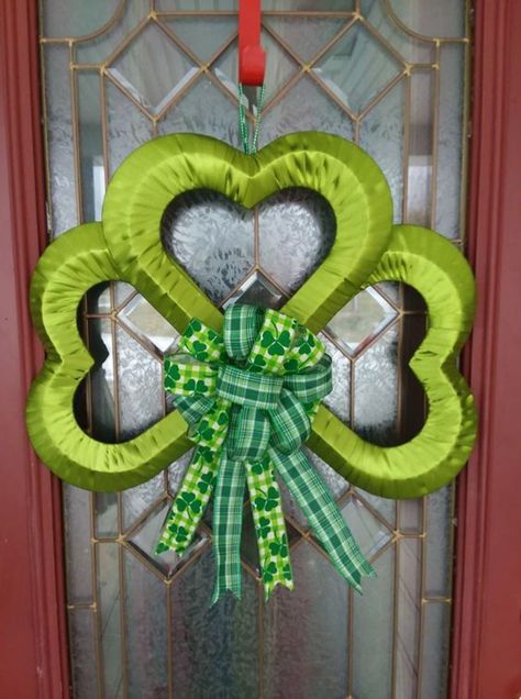 St Pats Wreath, Diy St Patricks Day Wreath, St Patricks Decorations, Wreaths St Patricks, St Patricks Crafts, St Patricks Day Crafts For Kids, Holiday Wreaths Diy, Teacher Valentine Gifts, Mesh Wreath Tutorial