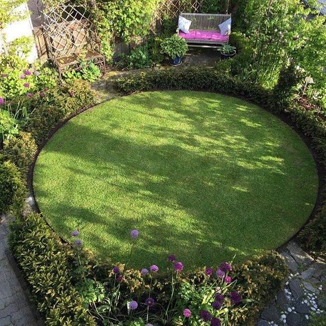 Circle Grass Garden, Circular Lawn Small Garden, Round Lawn Small Garden, Round Lawn Ideas, Round Grass Lawn, Circular Lawn Garden Design, Oval Lawn, Round Lawn, Circular Garden Design