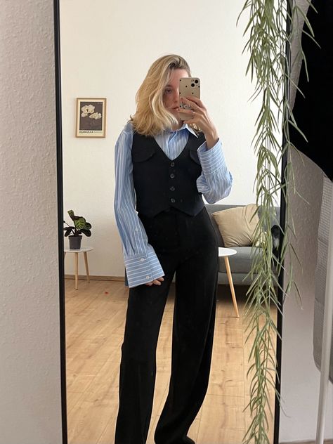 Formal Fits Women Aesthetic, Business Casual Vest Outfit, Black Vest Office Outfit, Fitted Vest Outfits For Women, Vest With Button Up Shirt, Office Vest Outfits For Women, Elegant Vest Outfit, Formal Vest Outfits, Black Button Up Vest Outfit