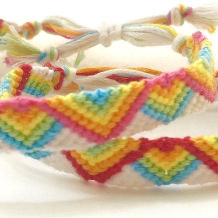 Bracelet Patterns Rainbow, Rainbow Friendship Bracelet Patterns, Rainbow Bracelet Patterns, Crochet Bracelet Free Pattern, Rainbow Friendship Bracelet, Cool Friendship Bracelets, Ankle Bracelets Diy, Diy Friendship Bracelets Tutorial, Friendship Bracelet Patterns Easy