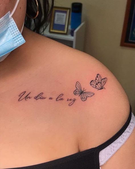 Spanish Memorial Tattoos, Un Dia Ala Vez Tattoo, Spanish Lettering Tattoos, Latino Tattoo Ideas, Tattoo Ideas In Spanish, Spanish Tattoos For Women, Tattoo In Spanish, Latino Tattoos, Tattoos Spanish