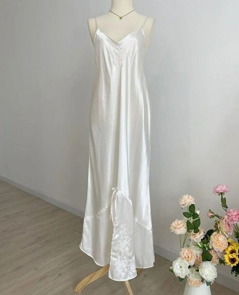 Vintage Honeymoon Outfits, Princess Night Gown Aesthetic, Medieval Nightgown Aesthetic, Princess Nightgown Aesthetic, Princess Pijama, Aesthetic Nightgown, Night Gown Aesthetic, Medieval Nightgown, Pretty Nightgowns