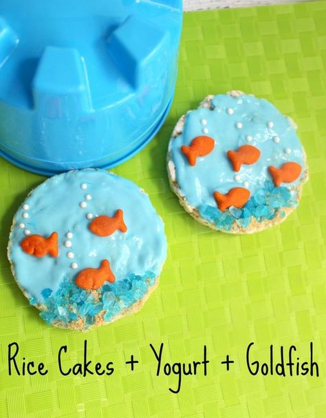 YUMMY & Healthy Kids After School & Party Snack Idea - this is so simple to make! Would pair great with an "under the sea" ocean theme! Rainbow Fish Snack Ideas, Fish Snacks For Preschool, Interactive Snacks For Kids, Rainforest Snacks For Kids, Fish Snacks For Kids, Cute Summer Snacks, Ocean Themed Snacks For Kids, Ocean Snacks For Preschool, Ocean Snacks For Kids