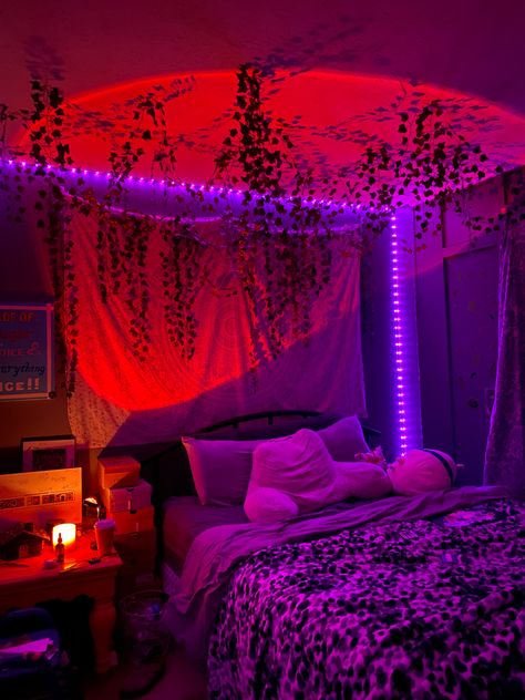 Purple And Red Bedroom Aesthetic, Y2k Room Aesthetic Baddie, Vibey Bedroom Ideas, Vibey Bedroom, Vibe Rooms, Neon Bedroom, Neon Room, Chill Room, Luxury Room Bedroom