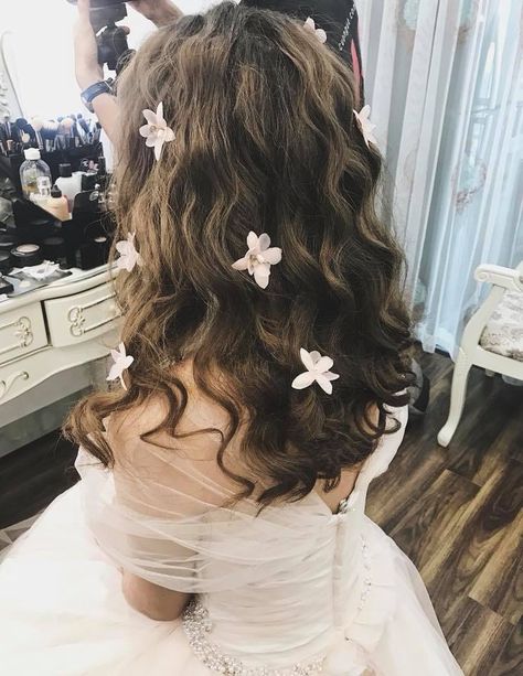 Fairy Core Wedding Hair, Butterfly Hair Ideas, Flower Hair Aesthetic, Flower Hairstyles Prom, Butterfly In Hair Hairstyles, Fairy Garden Hairstyle, Wavy Hair With Flowers, Fairytail Hairstyles, Fairytale Hairstyles