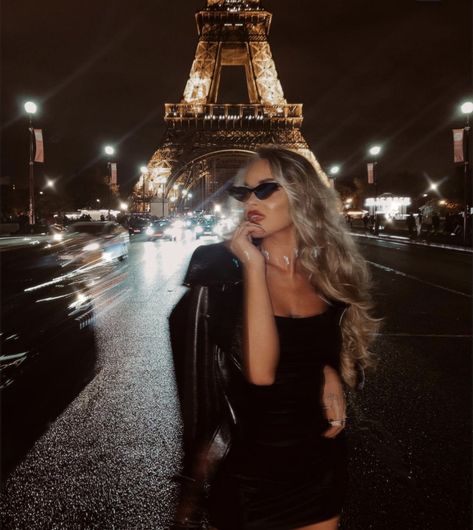 Paris At Night Outfit, Photo Poses Paris, France Picture Ideas, Paris Night Out, Paris Outfit Ideas Summer, Paris Aesthetic Outfit, Paris Poses, Paris Picture Ideas, Paris Aesthetic Night