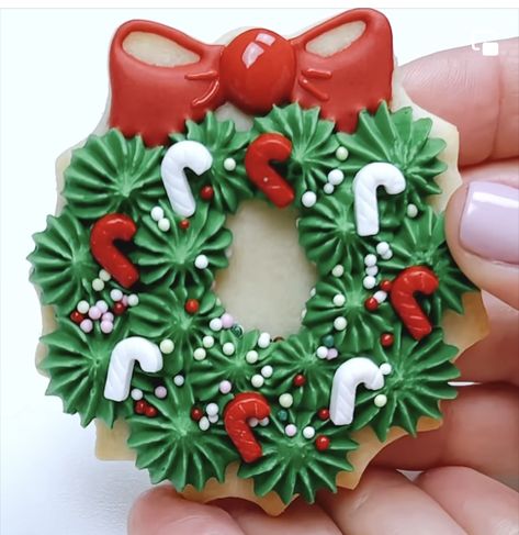 Wreath Cookies Decorated, Round Sugar Cookie Decorating Ideas, Sugar Cookie Wreath, Wreath Sugar Cookies, Christmas Cookie Wreath, Christmas Cookie Cake, Christmas Sugar Cookies Decorated, Wreath Cookies, Sugar Cookie Royal Icing