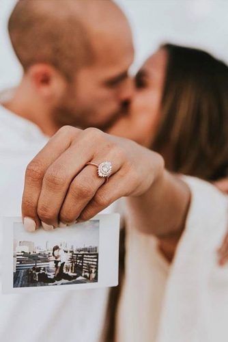 Ideas How To Show Off Your Gorgeous Engagement Rings ★ See more: https://www.weddingforward.com/gorgeous-engagement-rings/5 Rings Instagram Story, Engagement Reveal, Engagement Ring Selfie, Gorgeous Engagement Rings, Creative Engagement Rings, Engagement Announcement Photos, Ring Selfie, Announcement Photos, Engagement Ring Photos