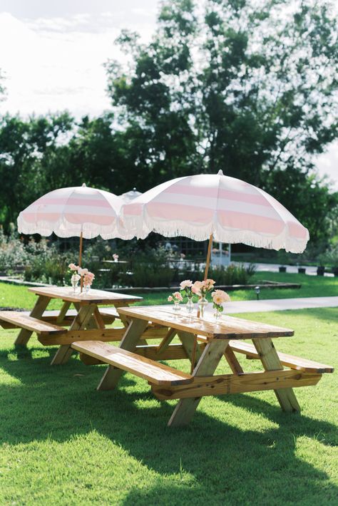 Outdoor Tent Birthday Party Decoration, First Birthday Backyard, Backyard First Birthday Party, Backyard First Birthday, Outdoor First Birthday, Park Birthday Party Ideas, Picnic Table Party, Garden Birthday Party, Backyard Birthday Parties