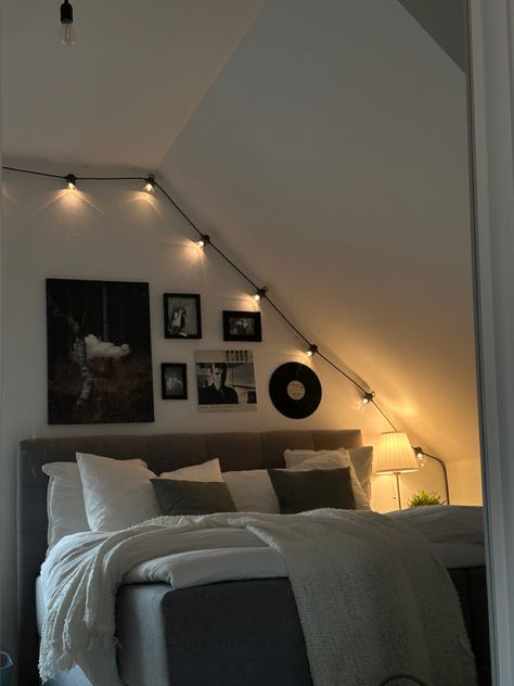 Attic Room Ideas Bedrooms Master Suite, Grey Room Aesthetic Ideas, Room With Slanted Ceiling Aesthetic, Bedroom Ideas For Slanted Ceilings, Arched Ceiling Bedroom, Room Decor Slanted Ceiling, Room Ideas With Slanted Ceilings, Room Slanted Ceiling, Slanted Ceiling Bedroom Aesthetic