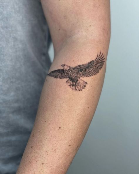 Eagle Tattoo Bald Eagle Tattoos Women, Small Animals Tattoos, Dainty Eagle Tattoo, Eagle And Flower Tattoo, Feminine Eagle Tattoo For Women, Eagle Flying Tattoo, Eagle Tattoo On Hand, Flying Eagle Tattoo, Condor Tattoo