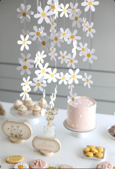 Daisy Dessert Table, Daisy Baby Shower Theme, Baby Shower Nena, Sibling Birthday Parties, Daisy Baby Shower, Daisy Party, Simple Birthday Decorations, Baby Shower Deco